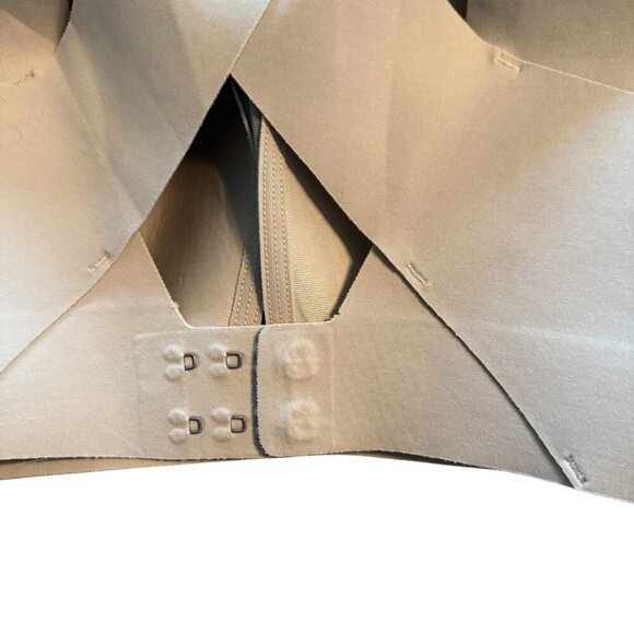 Lululemon Beige Sports Bra 32DD Medium Support Hook Closure Womens Activewear Cr - Picture 3 of 6